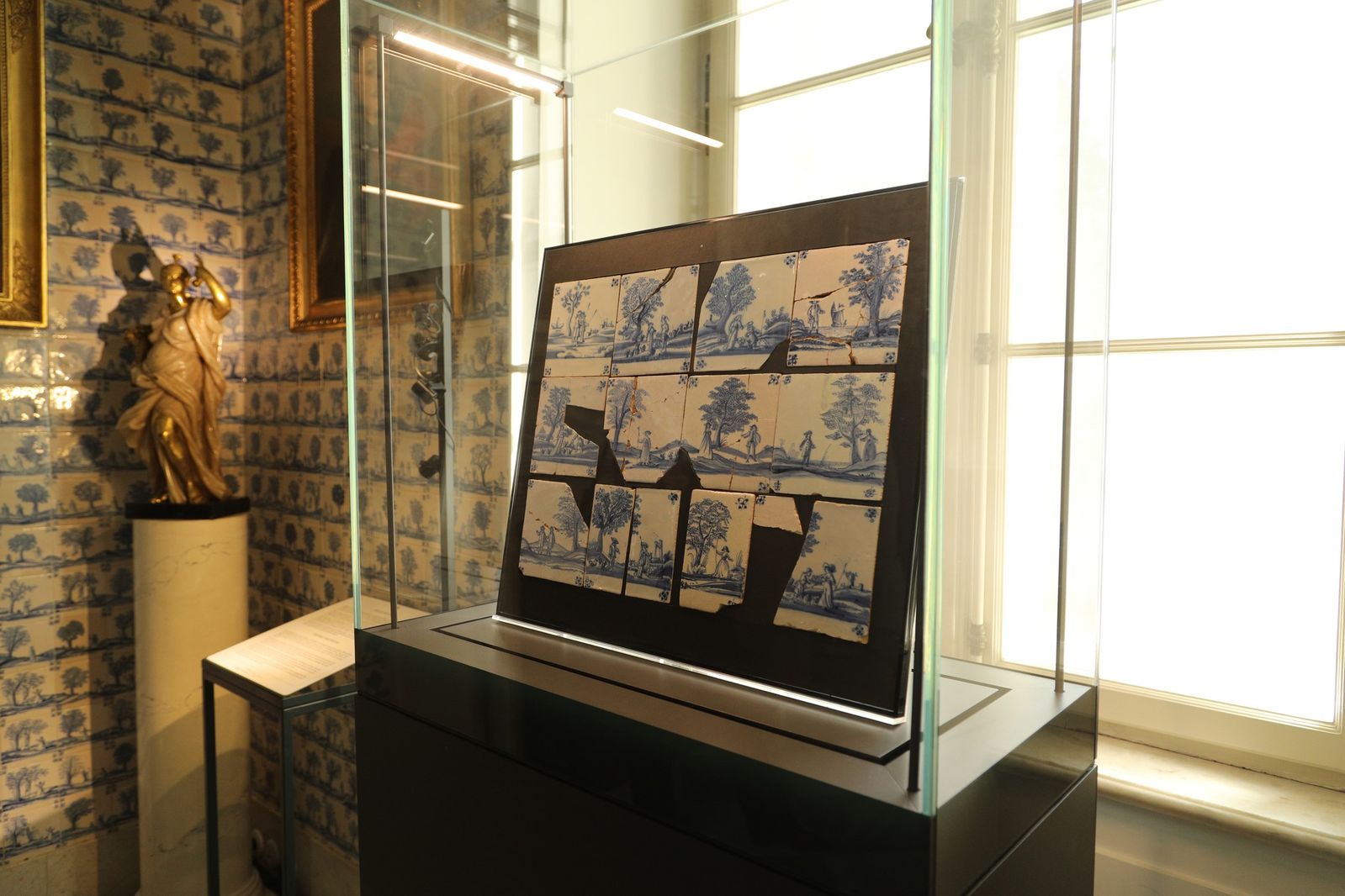 Muzeum Polskie otrzymało pocztą tajemniczą paczkę z brakującymi XVII-wiecznymi kafelkami