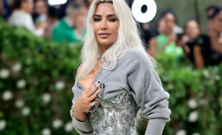 Kim Kardashian szokuje w obcisłym gorsecie i przezroczystej sukni na gali Met 2024
