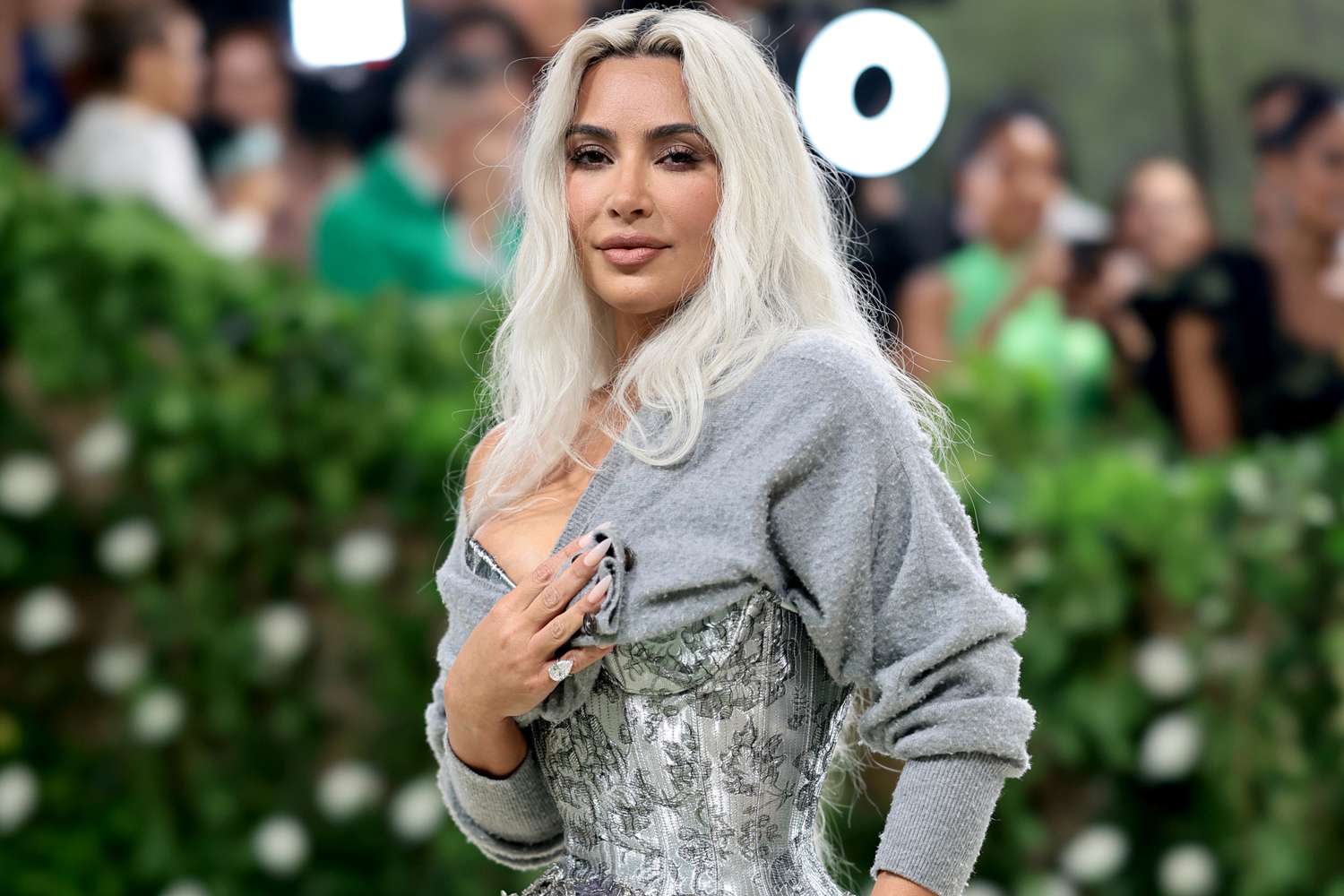 Kim Kardashian szokuje w obcisłym gorsecie i przezroczystej sukni na gali Met 2024