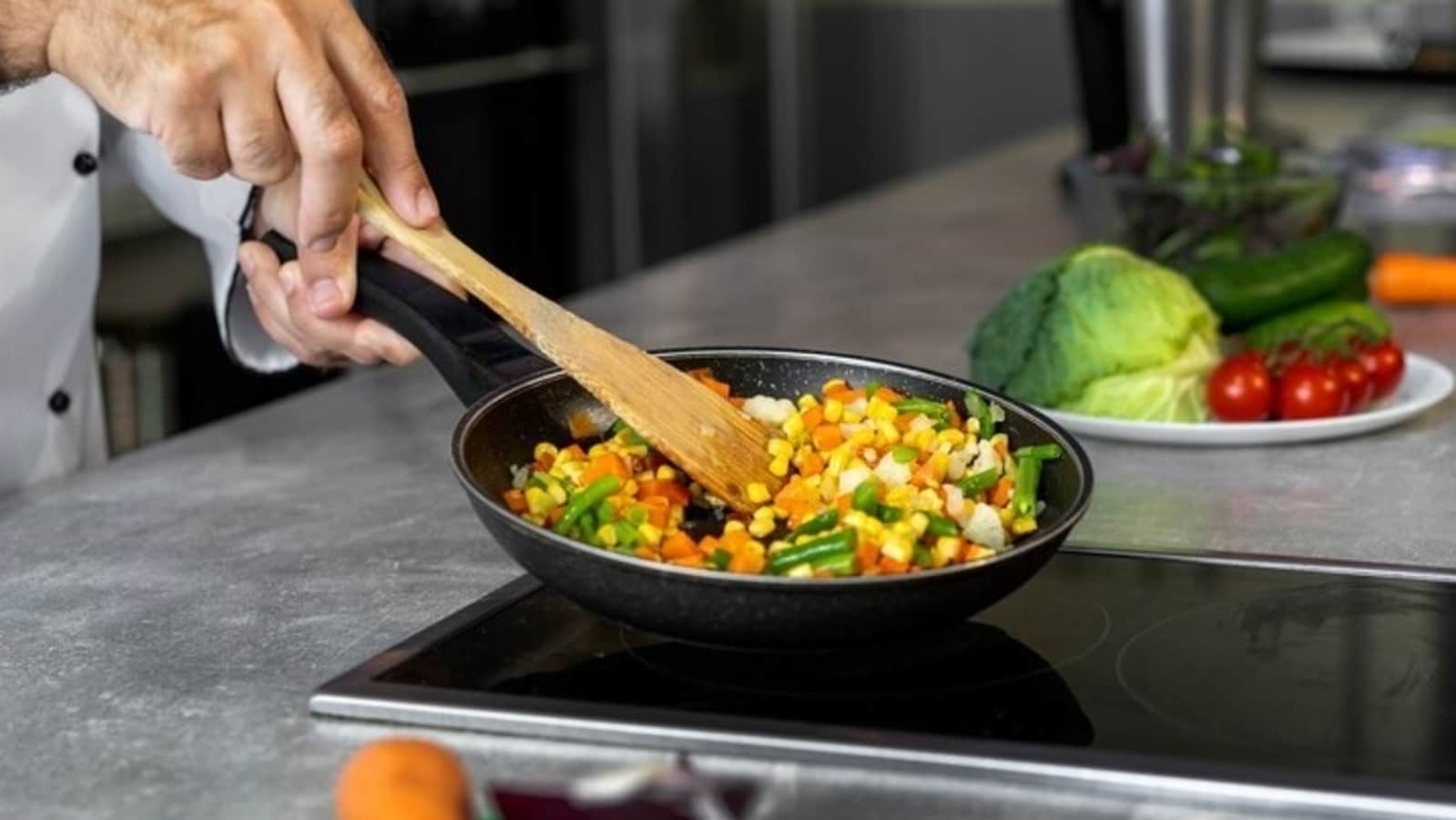 Przegrzanie naczyń kuchennych z powłoką nieprzywierającą jest ryzykowne, mówią wytyczne ICMR. Oto, jak bezpiecznie z nich korzystać |  Zdrowie
