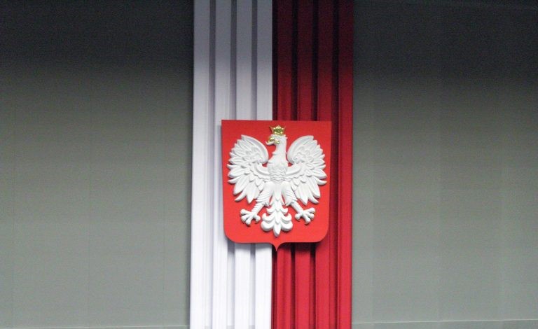 Komisja kończy po sześciu latach postępowanie w sprawie praworządności przeciwko Polsce