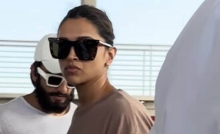 Deepika Padukone odpycha kamerę kibica na lotnisku i wraca do Bombaju z Ranveerem Singhiem.  Oglądaj |  Bollywood