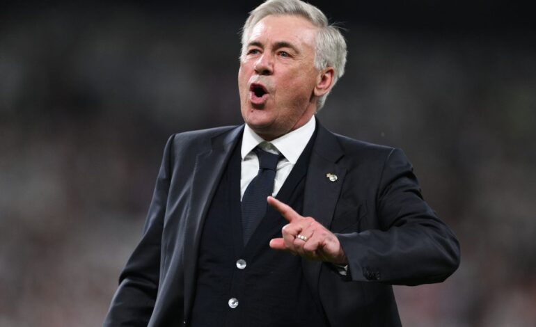 Ancelotti rozmawia z Viniciusem, Bellinghamem, Courtois, Militao, Kroosem i Złotą Piłką przed meczem Granada – Real Madryt