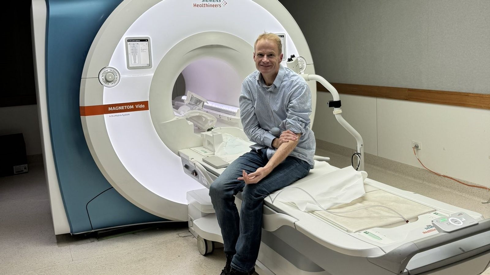 Lekarz prawie rok po diagnozie nieuleczalnego guza mózgu nadal wolny od raka – dzięki własnemu, pionierskiemu leczeniu |  Wiadomości ze świata