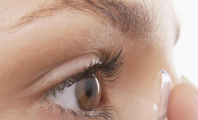 „Oślepłam na jedno oko”: kobieta żałuje, że nosiła soczewki kontaktowe podczas przedłużania rzęs