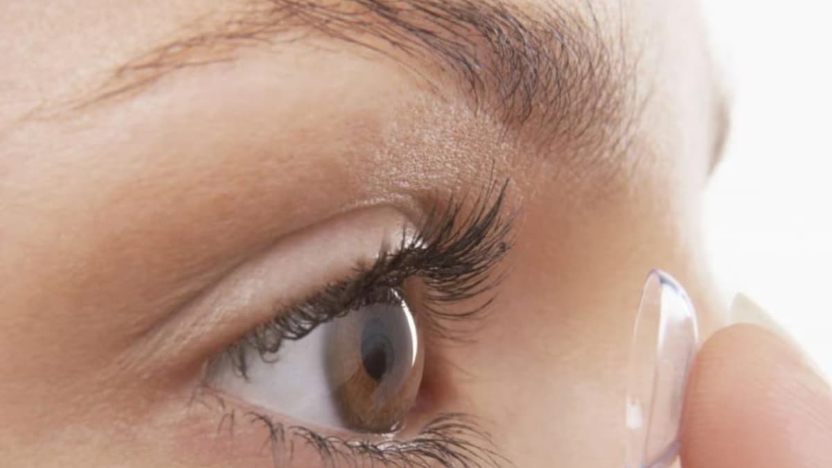 „Oślepłam na jedno oko”: kobieta żałuje, że nosiła soczewki kontaktowe podczas przedłużania rzęs