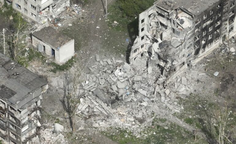 Materiał z drona pokazuje zniszczenia w strategicznym mieście Chasów Jar na wschodzie Ukrainy w miarę zbliżania się Rosjan