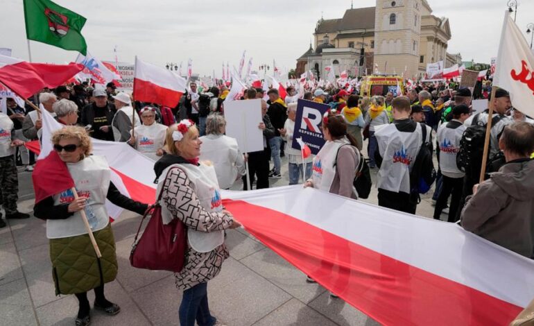 Polscy rolnicy maszerują w Warszawie przeciwko polityce klimatycznej UE i prounijnemu liderowi kraju