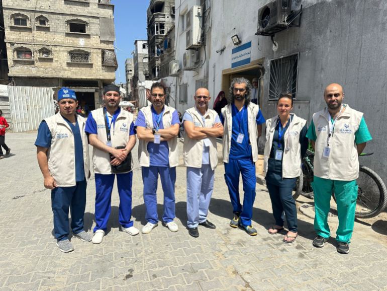 Dr Lahna (w środku) ze swoimi kolegami z PalMed Europe i Rahma International w Gazie [Courtesy of Zouhair Lahna]