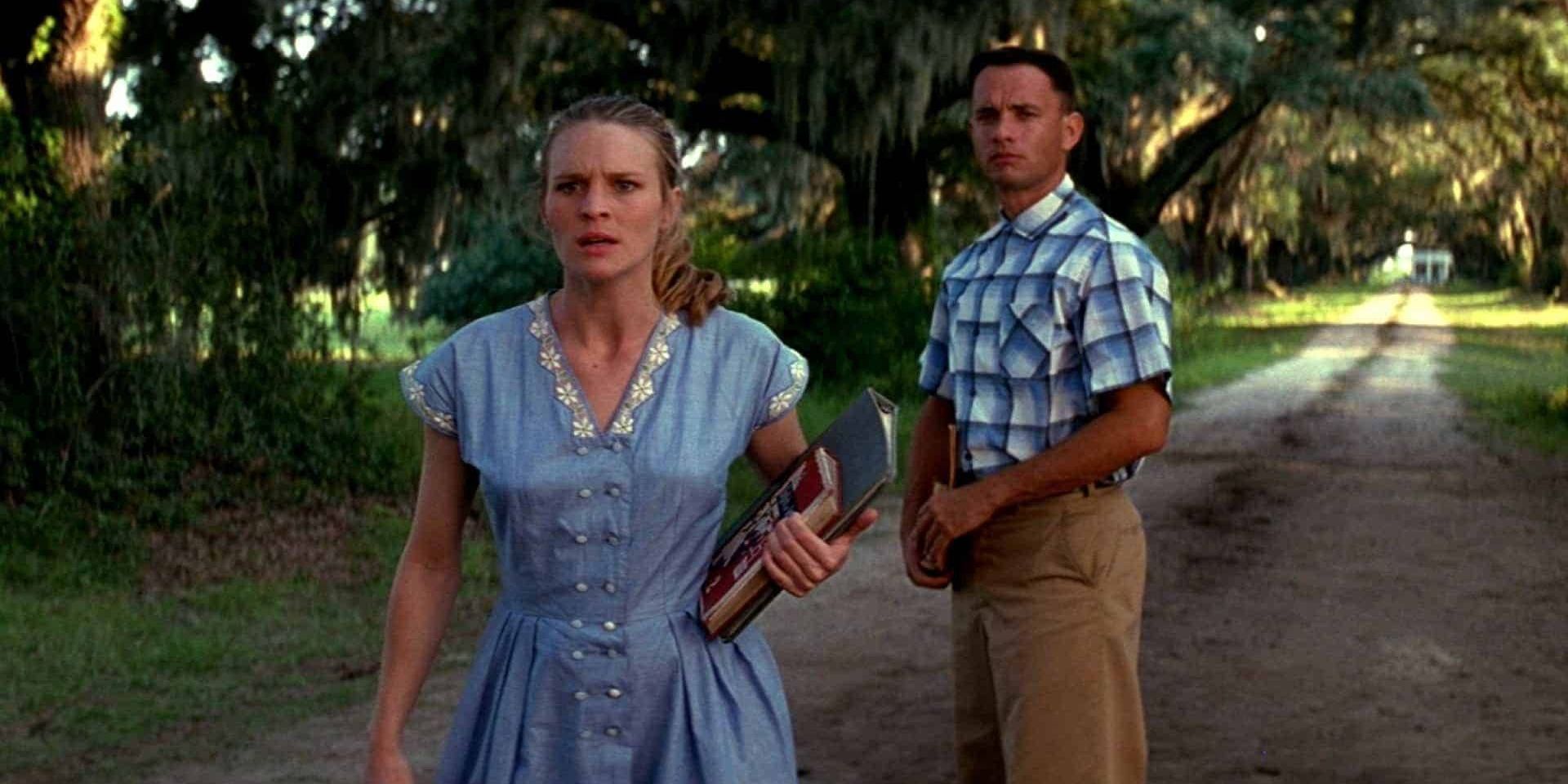 Tom Hanks jako Forrest i Robin Wright jako Jenny stojąca na drodze w Forrest Gump