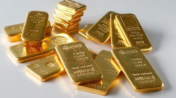 Reserve Bank of India (RBI) zainicjował transfer 100 ton swoich rezerw złota z Wielkiej Brytanii.  Oznacza to pierwszą repatriację części swoich zagranicznych rezerw złota od 1991 r. Wcześniej RBI posiadało około 500 ton złota za granicą i 300 ton w Indiach.  Po repatriacji 100 ton dystrybucja rezerw złota osiągnęła obecnie zrównoważony podział 50–50, po 400 ton w Indiach i za granicą.  (Zdjęcie: Reuters)
