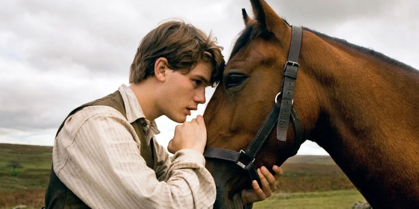 Jeremy Irive jako Albert Narracott oparty na koniu w War Horse