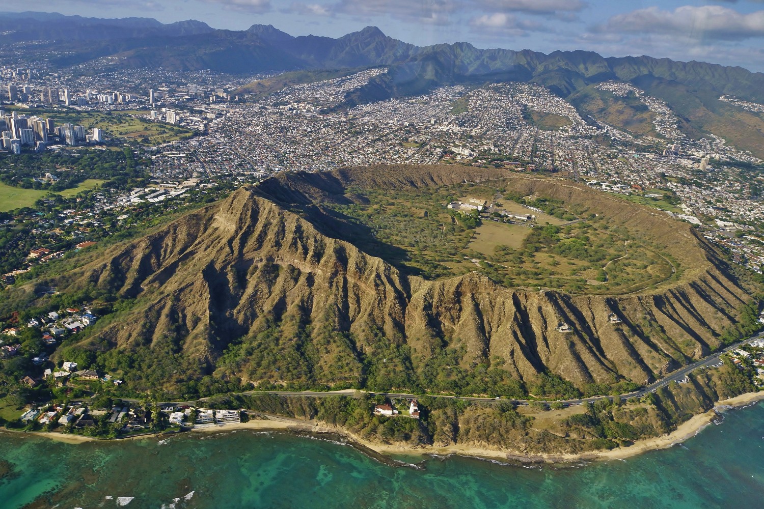 Widok z lotu ptaka na Diamond Head w Honolulu na Hawajach.