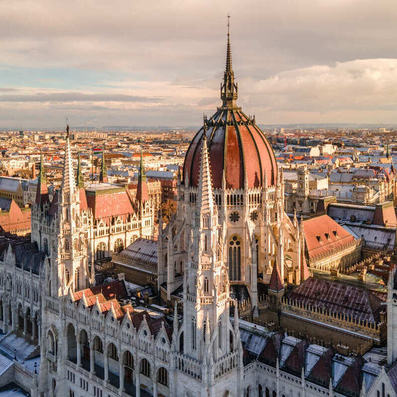 Widok z lotu ptaka węgierskiego parlamentu po stronie szkodników Budapesztu, Węgry, Europa Środkowo-Wschodnia