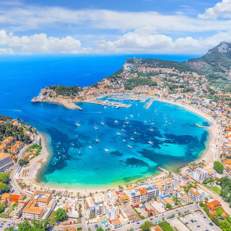 Widok z lotu ptaka na plażę na Majorce, Baleary w Hiszpanii, Morze Śródziemne, Europa Południowa