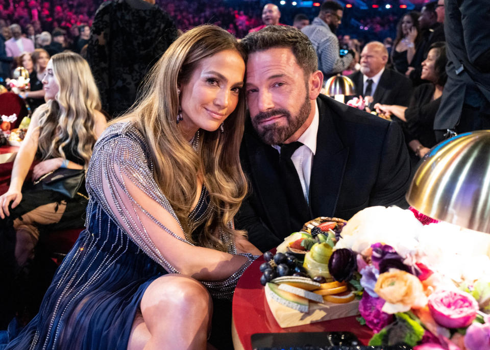 Ben Affleck i Jennifer Lopez uśmiechają się do Grammy