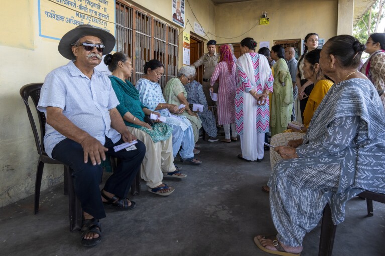 Starsi wyborcy siedzą przed lokalami wyborczymi, czekając na swoją kolej do głosowania w siódmej i ostatniej turze głosowania w wyborach krajowych w Indiach w Dharamsali w Indiach, sobota, 1 czerwca 2024 r. (AP Photo/Ashwini Bhatia)