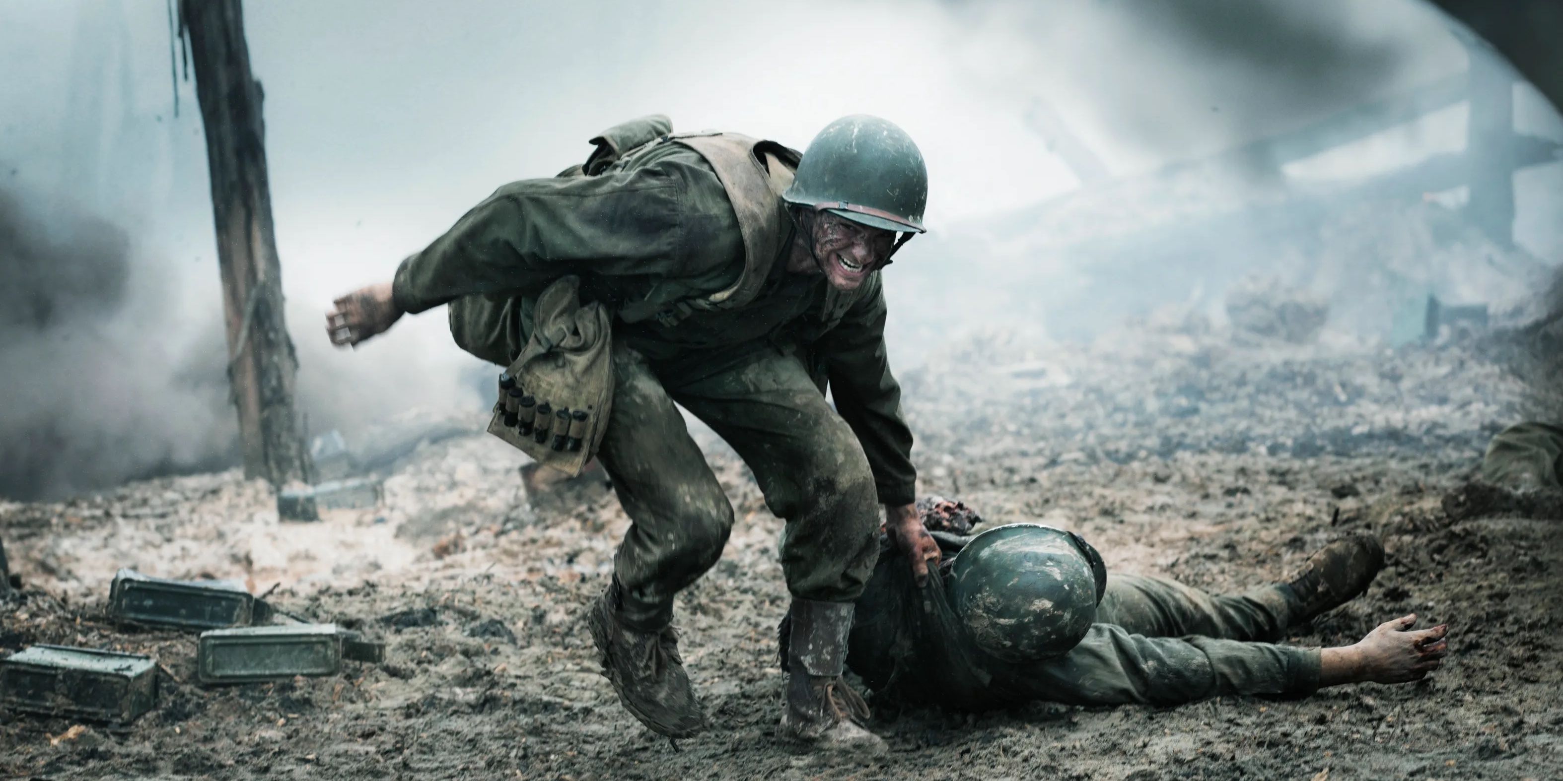 Andrew Garfield jako Desmond Doss ratujący poległego żołnierza z pola bitwy w Hacksaw Ridge.