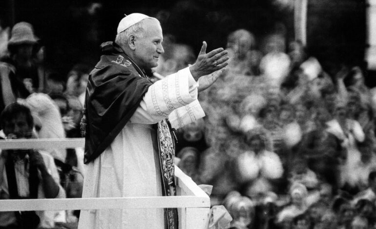 Historycy twierdzą, że 45 lat po przełomowej podróży św. Jana Pawła II pierwsza wizyta w Polsce doprowadziła do upadku żelaznej kurtyny
