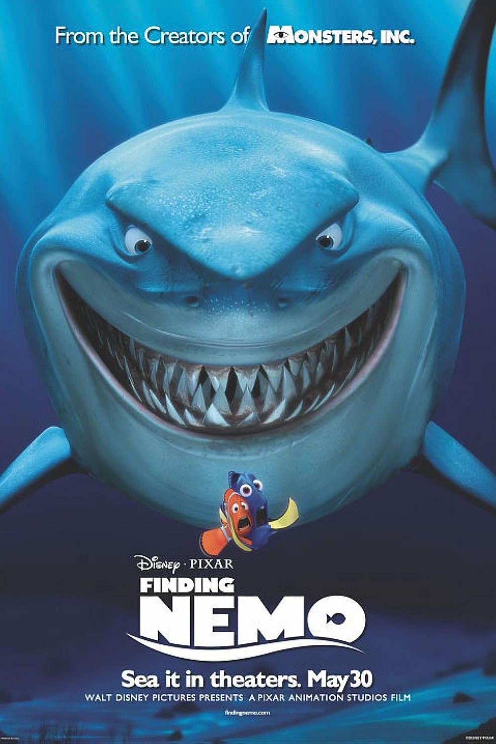 Bruce uśmiecha się łapczywie do Marlina i Dory na plakacie „Gdzie jest Nemo”.