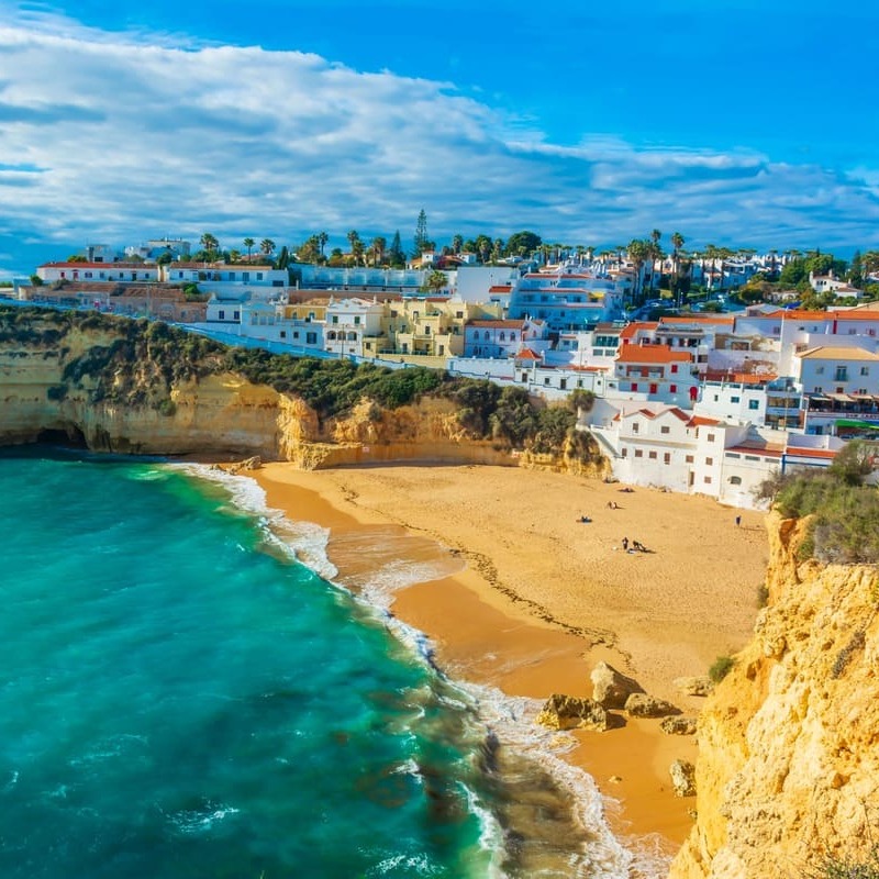 Panoramiczny widok na Carvoeiro, ograniczone Morzem Atlantyckim, Algarve, Południowa Portugalia, Europa Południowa