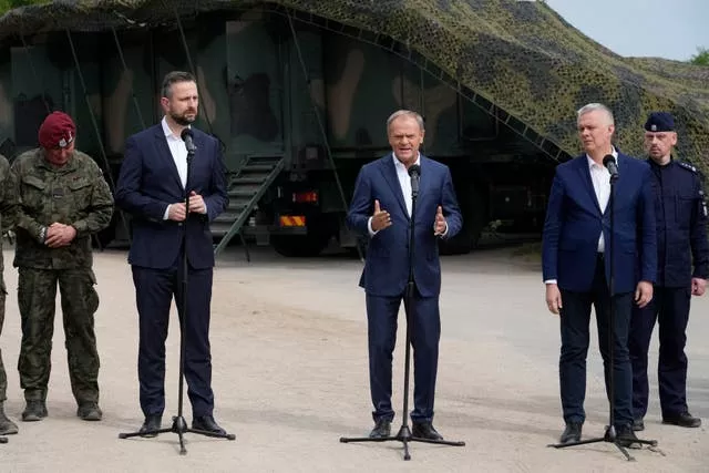 Premier Donald Tusk, Minister Obrony Narodowej Władysław Kosiniak-Kamysz i Minister Spraw Wewnętrznych Tomasz Siemoniak