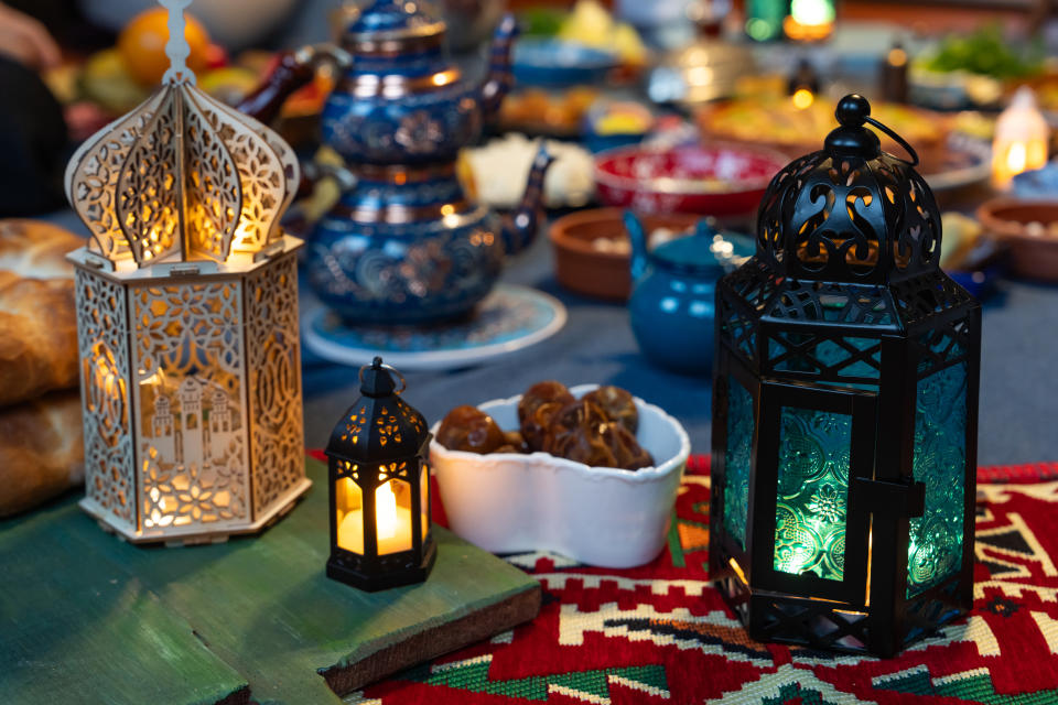 Ramadanowy stół iftar.  Muzułmańska rodzina je obiad w domu.  Iftar stół z tradycyjnym jedzeniem.  Post kończy się daktylami i tureckim pide.  Obchody święta Ramadanu, koncepcja Eid Mubarak Uskudar Stambuł, Turkiye (Turcja)