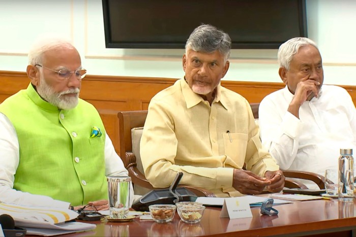 Film przesłany na oficjalny kanał YouTube przedstawiający premiera Narendry Modi (z lewej) siedzi obok lidera partii telugu Desam, N. Chandrababu Naidu, w środku, i lidera Janata Dal (United), Nitish Kumar, podczas spotkania w rezydencji premiera w Nowe Delhi Indie