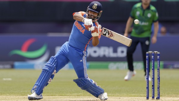 Reprezentant Indii Rishabh Pant strzela przeciwko Irlandii podczas meczu krykieta mężczyzn ICC T20 World Cup na międzynarodowym stadionie krykieta hrabstwa Nassau w Westbury w stanie Nowy Jork