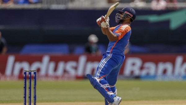 Rishabh Pant z Indii wykonuje rzut odwrócony przez sześć runów, aby przypieczętować zwycięstwo 8 bramkami przeciwko Irlandii podczas meczu krykieta ICC Men's T20 World Cup na stadionie krykieta Nassau County International Cricket Stadium w Westbury w stanie Nowy Jork