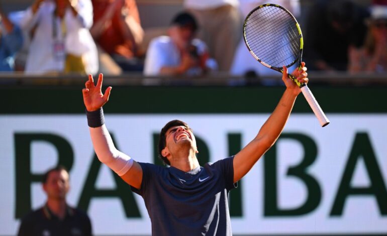 Carlos Alcaraz pokonał Jannika Sinnera i awansował do pierwszego finału French Open