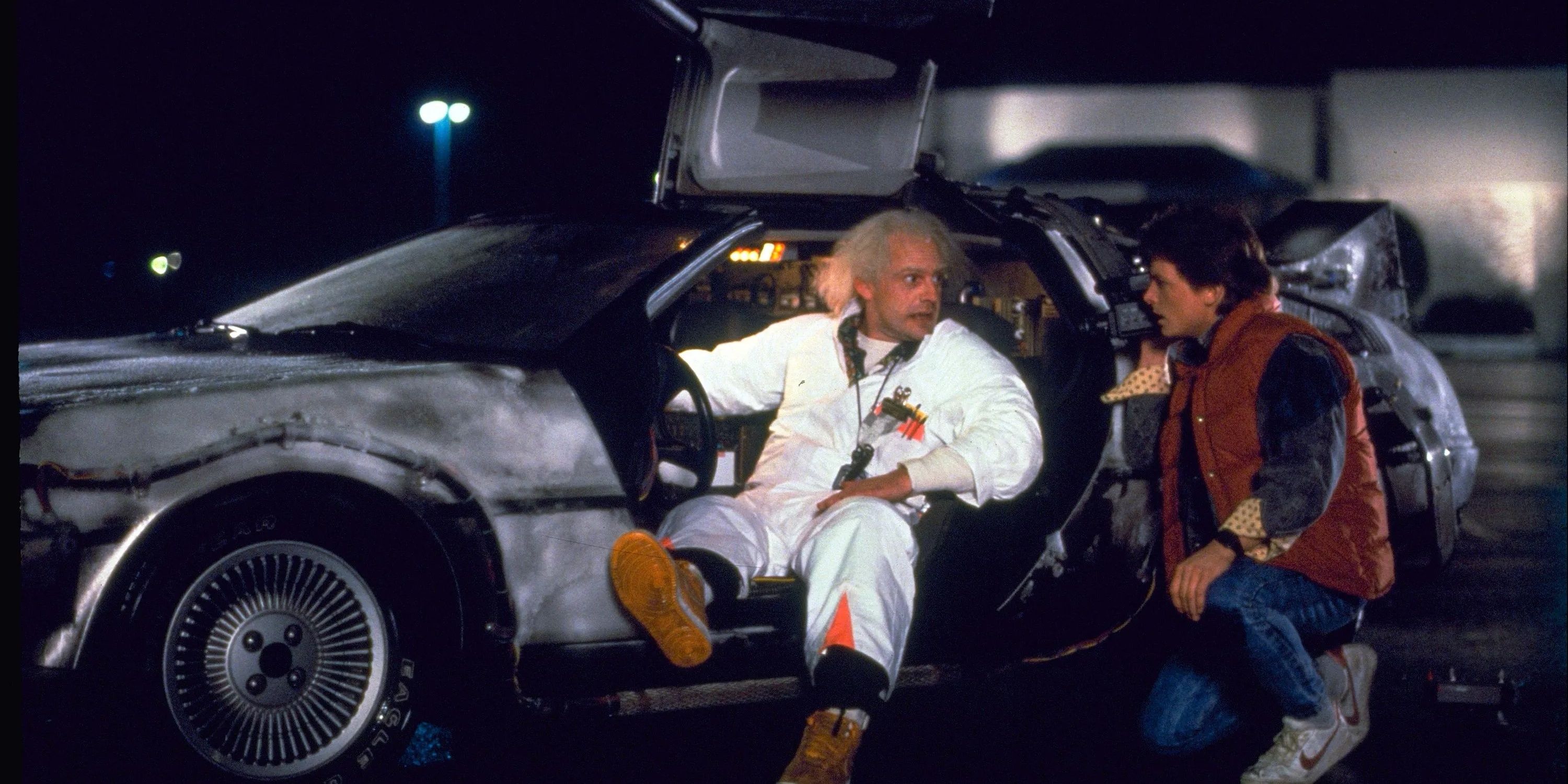 Christopher Lloyd i Michael J. Fox przy DeLoreanie w Powrocie do przyszłości