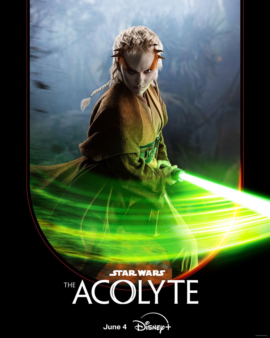 Dafne Keen jako Jecki Lon w filmie Star Wars: Acolyte trzymający zielony miecz świetlny