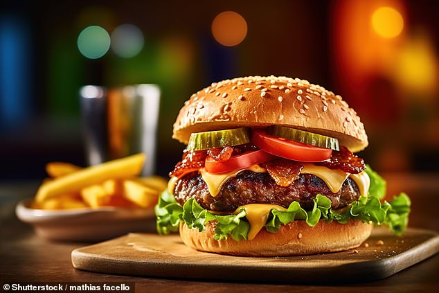 Uważa się, że dieta składająca się z niezdrowej żywności i przetworzonego mięsa, takiego jak hamburgery, bekon i smażony kurczak, zwiększa ryzyko raka jelita u młodych ludzi (zdjęcie stockowe)