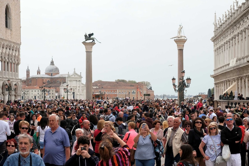 Turystów widać na Placu Świętego Marka w Wenecji, Włochy.