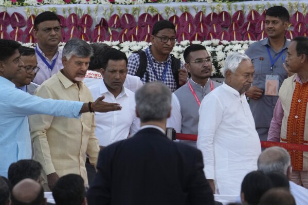 Premier stanu Bihar i przywódca Janta Dal United Nitish Kumar (z prawej), a za nim przywódca partii telugu Desam Chandrababu Naidu przybywają do indyjskiego pałacu prezydenckiego na ceremonię zaprzysiężenia Narendry Modiego na premiera Indii w New Delhi w Indiach, niedziela czerwca 9 września 2024 r. (AP Photo/Manish Swarup)