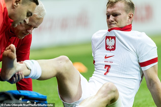 Karol Świderski doznał kontuzji kostki podczas celebrowania gola w 12. minucie w Warszawie