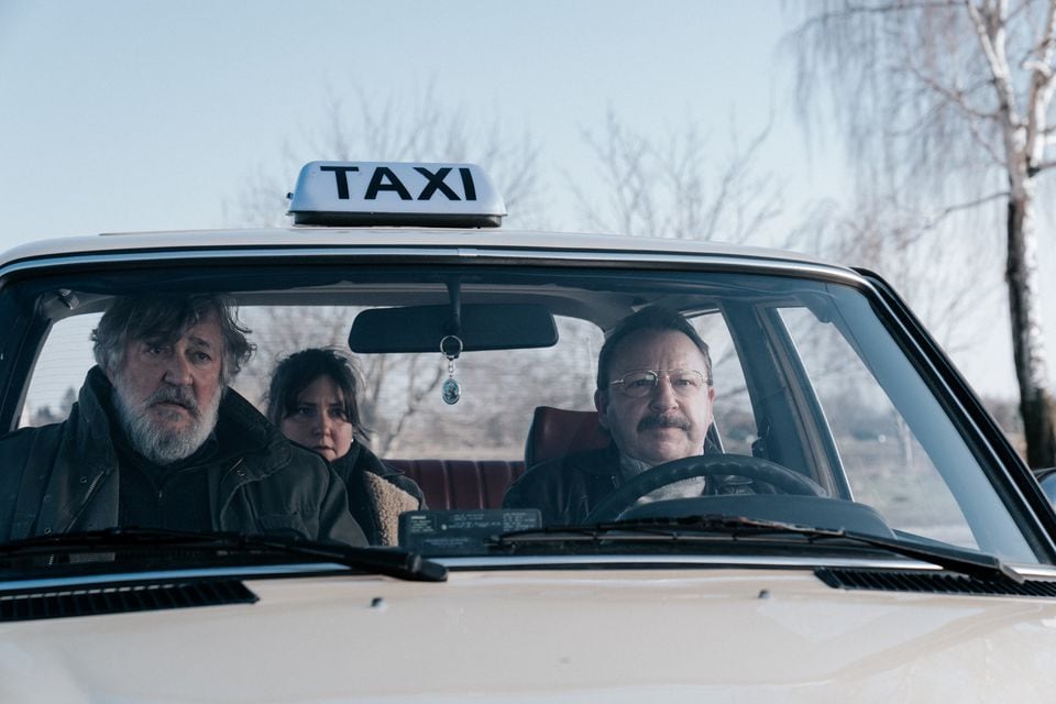 Od lewej: Stephen Fry, Lena Dunham i Zbigniew Zamachowski w "Skarb."