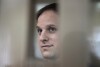 PLIK – Reporter „Wall Street Journal” Evan Gershkovich stoi w szklanej klatce na sali sądowej w Moskiewskim Sądzie Miejskim w Moskwie, Rosja, 10 października 2023 r. (AP Photo/Alexander Zemlianichenko, plik)
