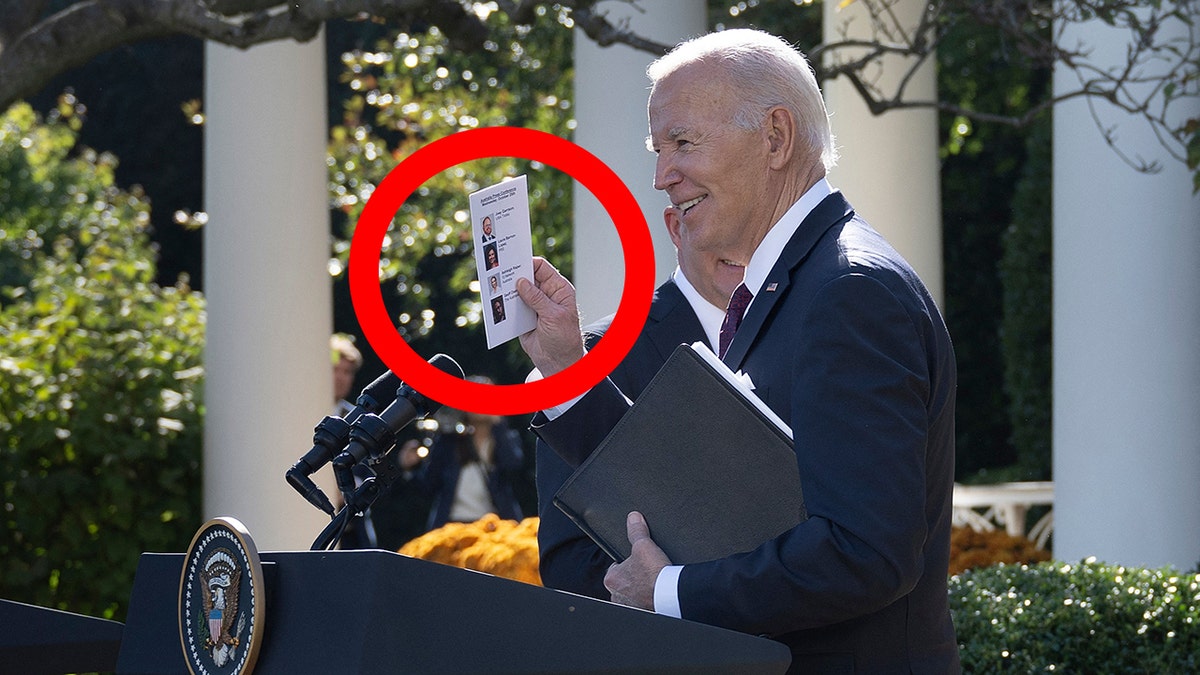 Biden trzyma kartkę z notatkami