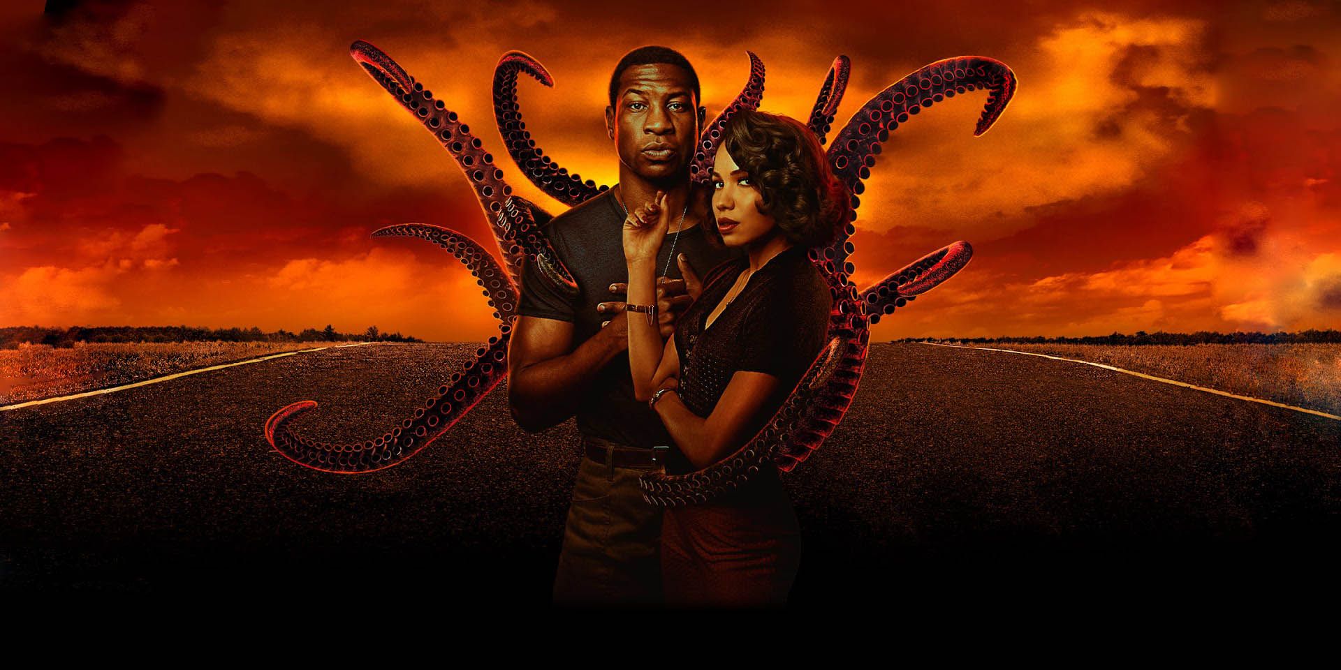 Obrazek promocyjny serialu HBO Lovecraft Country przedstawiający postacie stojące z mackami w tle