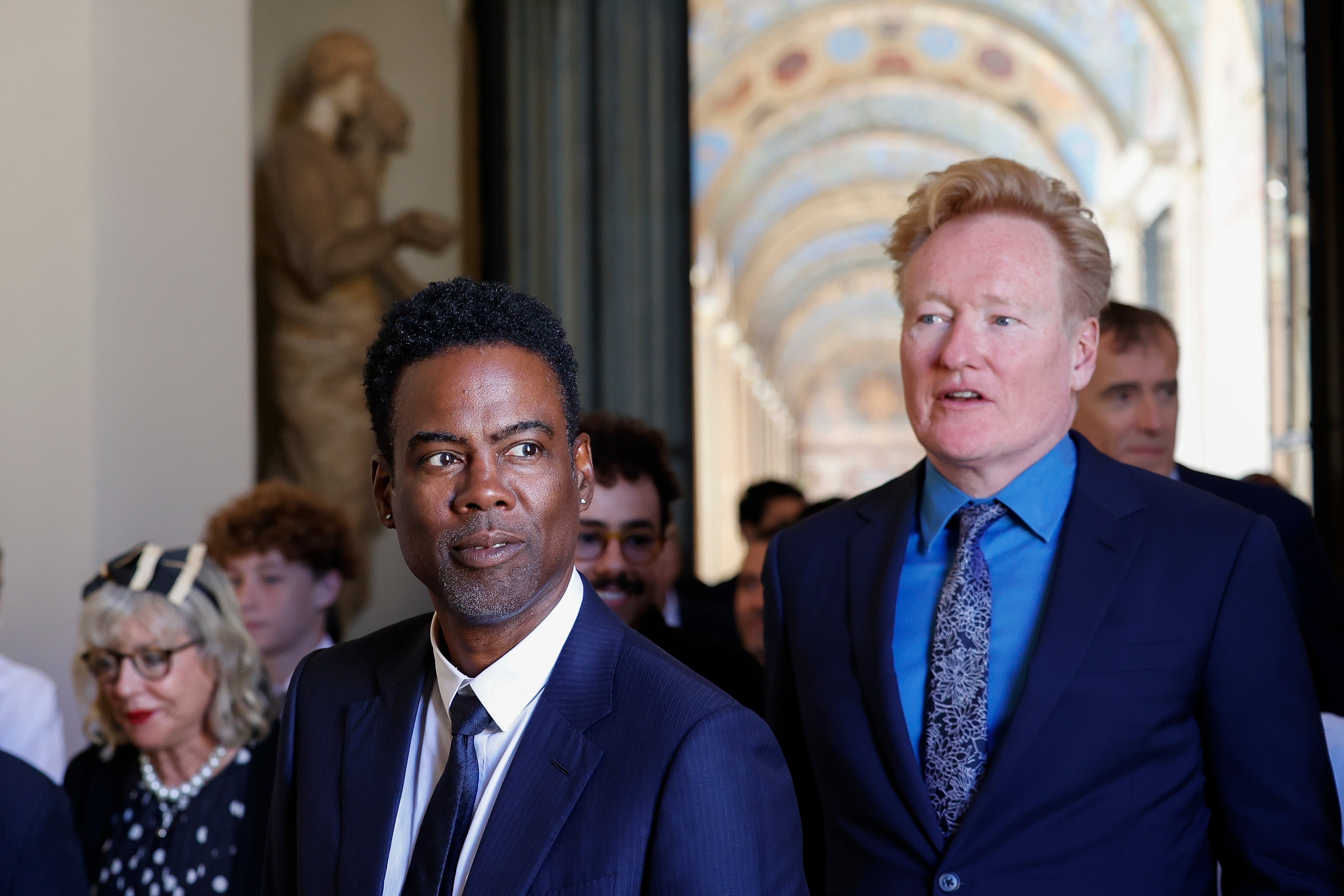 Chris Rock (po lewej) i Conan O'Brien przybywają na audiencję u papieża Franciszka w Sali Klementyńskiej w Watykanie