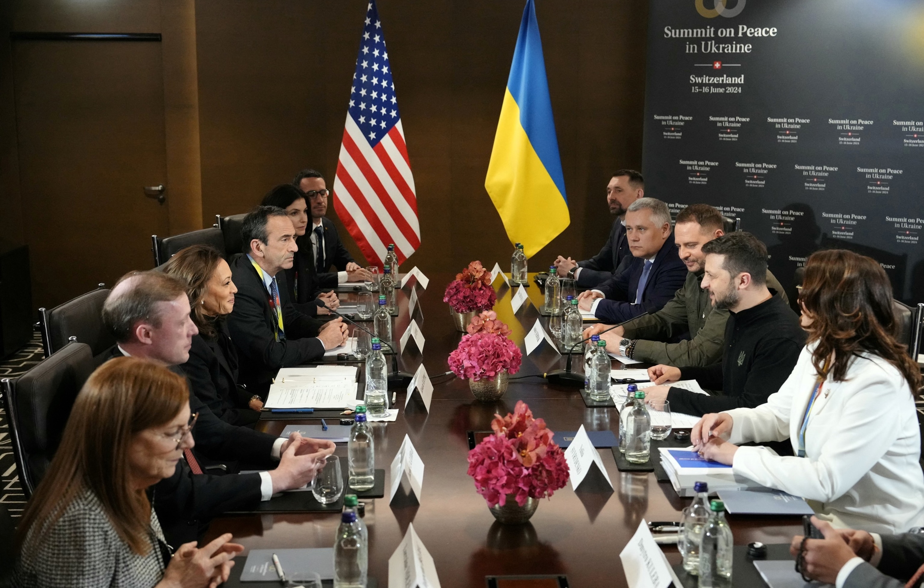 ZDJĘCIE: Wiceprezydent USA Kamala Harris i prezydent Ukrainy Wołodymyr Zełenski biorą udział w rozmowach ze swoimi delegacjami podczas Szczytu Pokojowego na Ukrainie w luksusowym kurorcie Burgenstock niedaleko Lucerny w Szwajcarii, 15 czerwca 2024 r. 