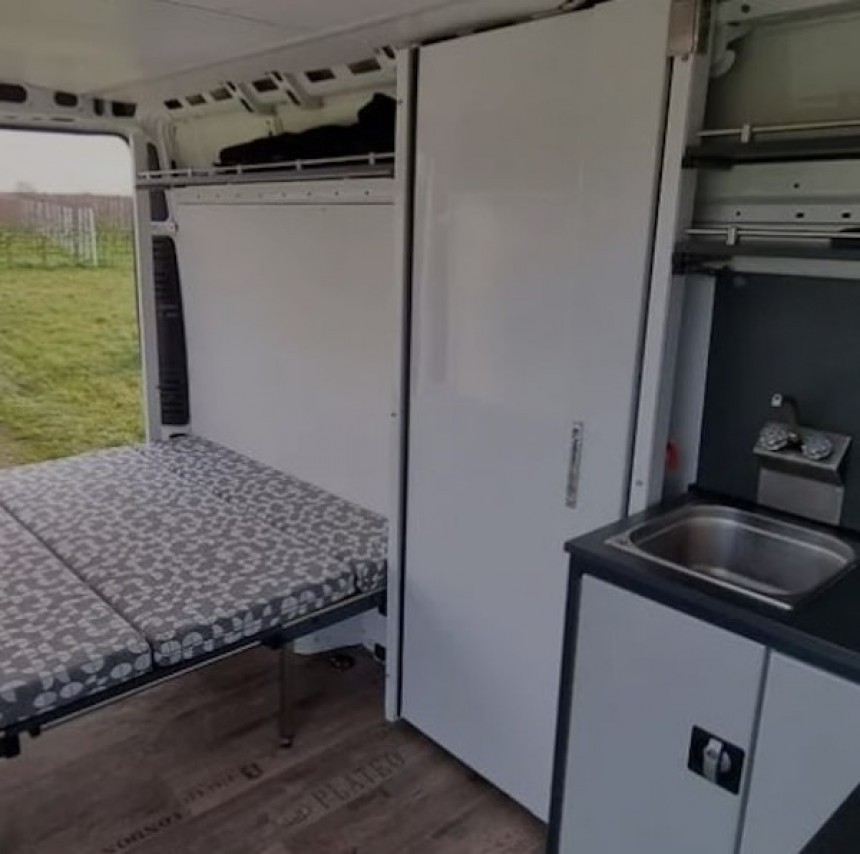 Zestaw Cailly Camper zamienia vana roboczego w mobilny dom wakacyjny w zaledwie 5 minut bez użycia narzędzi