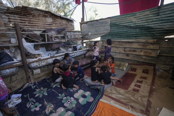 Palestyńskie dzieci bawią się w Khan Younis, Strefa Gazy, poniedziałek, 10 czerwca 2024 r. (AP Photo/Abdel Kareem Hana)