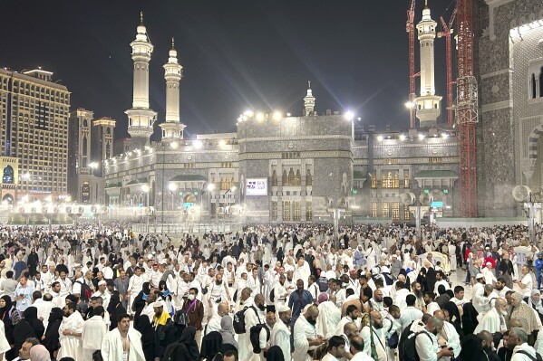 Pielgrzymi wychodzą po modlitwie na zewnątrz Wielkiego Meczetu podczas corocznej pielgrzymki hadżdż do Mekki w Arabii Saudyjskiej, wczesny piątek, 14 czerwca 2024 r. Hadżdż to coroczna islamska pielgrzymka do Mekki w Arabii Saudyjskiej, która jest obowiązkowa raz w życiu każdego muzułmanina kogo na to stać i fizycznie jest na to stać.  Niektórzy muzułmanie odbywają tę podróż więcej niż raz.  (AP Photo/Rafiq Maqbool)