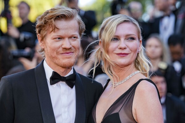 PLIK – Jesse Plemons (po lewej) i Kirsten Dunst pozują dla fotografów po przybyciu na premierę filmu "Rodzaje życzliwości" na 77. międzynarodowym festiwalu filmowym, Cannes, południowa Francja, 17 maja 2024 r. (Zdjęcie: Andreea Alexandru/Invision/AP, plik)