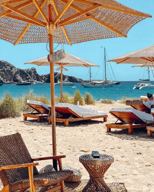 Ibiza może i jest małą wyspą, ale cieszy się dużą reputacją popularnego miejsca LGBTQ+.  Jeśli chcesz spędzić trochę czasu wylegując się na słońcu w jednej z wielu ukrytych zatoczek na wyspie lub przetańczyć cały dzień w klubie na plaży, Ibiza może być idealnym miejscem na wakacje.  Na hiszpańskiej wyspie dostępne są opcje zakwaterowania, od niedrogich po wille nad oceanem i szeroką gamę zajęć poza imprezowaniem (choć na pewno jest tam dużo imprezowania).