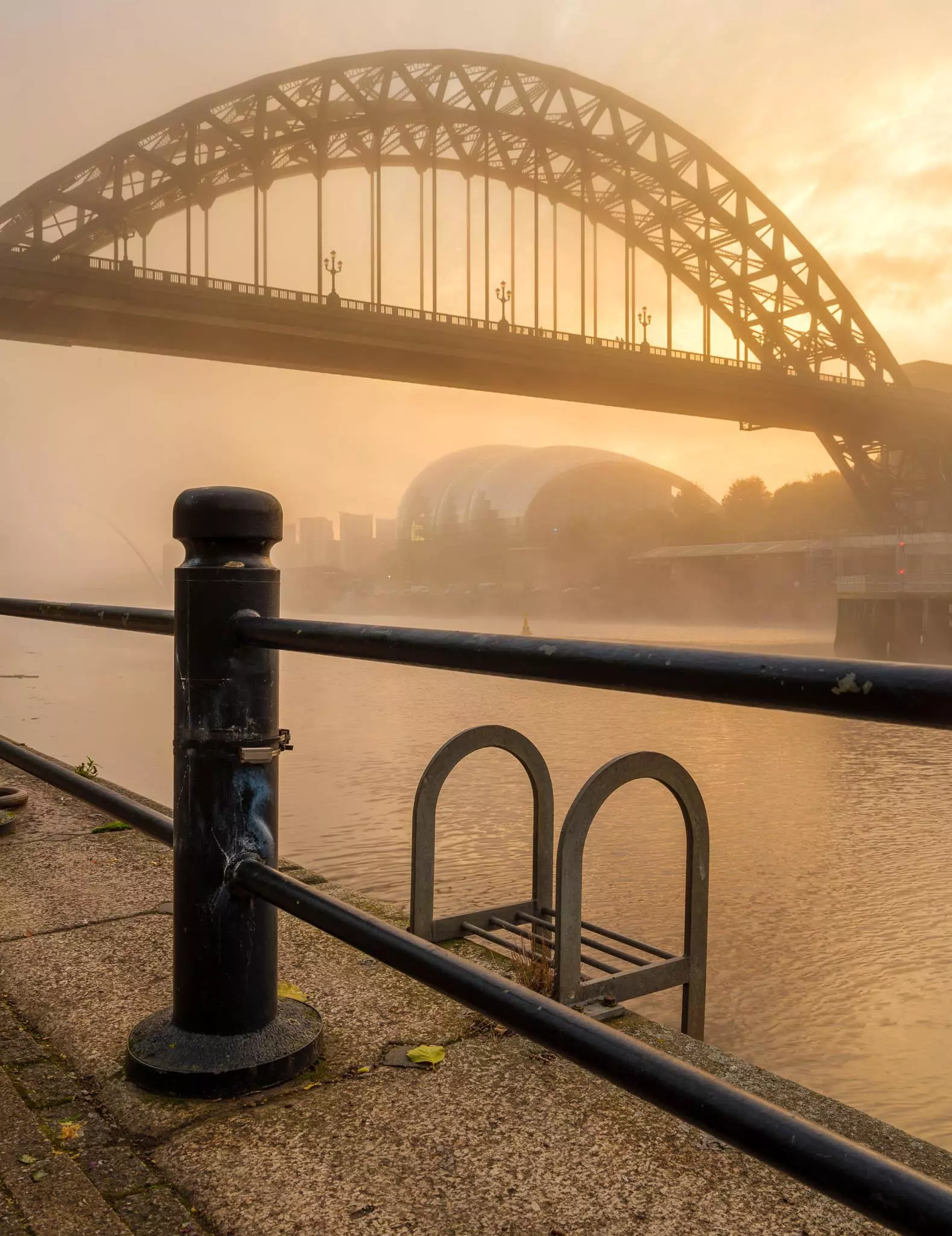 Most Tyne w Newcastle w mglisty poranek 