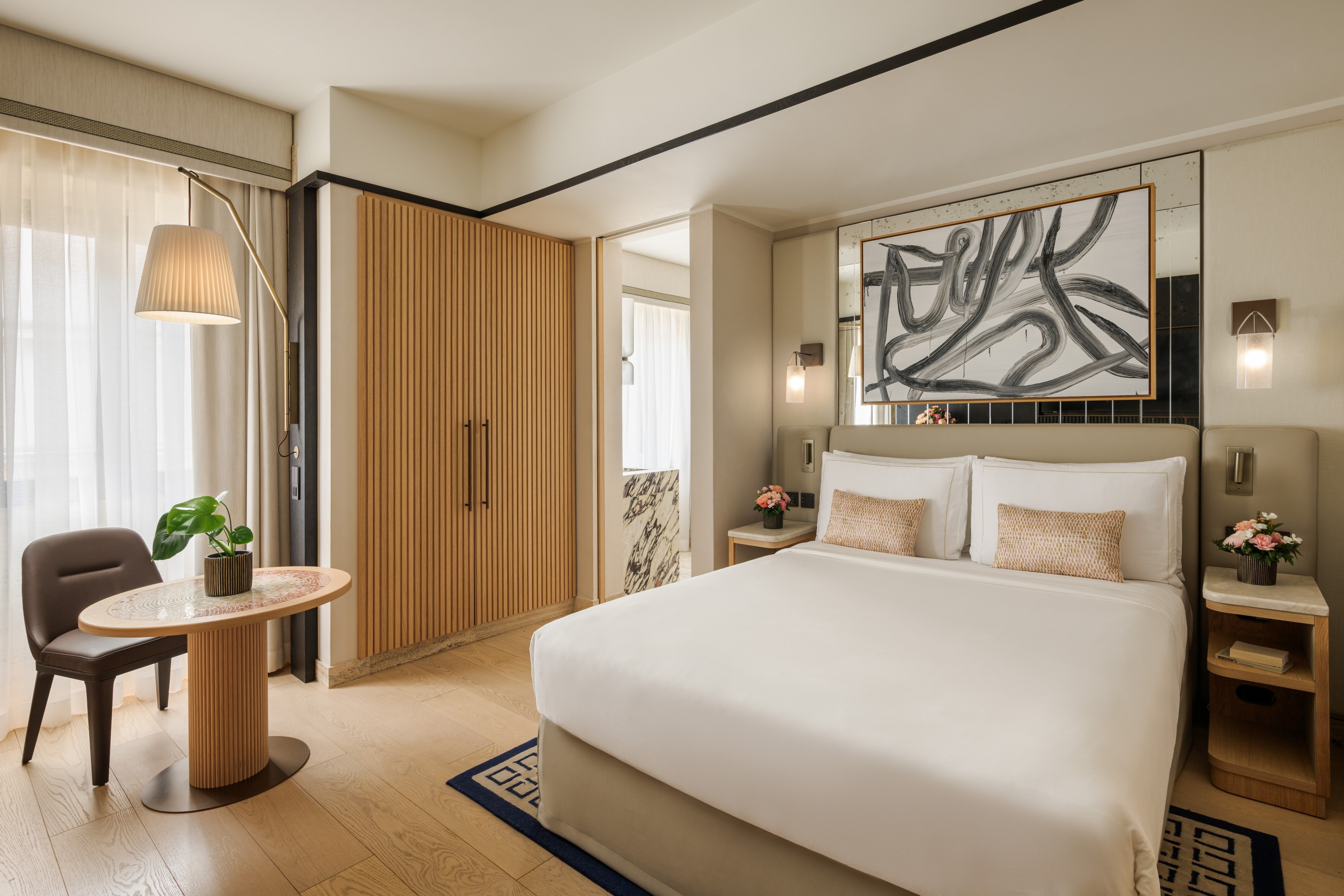 Sypialnia z łóżkiem typu queen-size w hotelu Park Hyatt Milano.